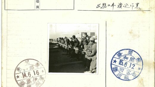 团队协作举起木梁的建筑工人.jpg