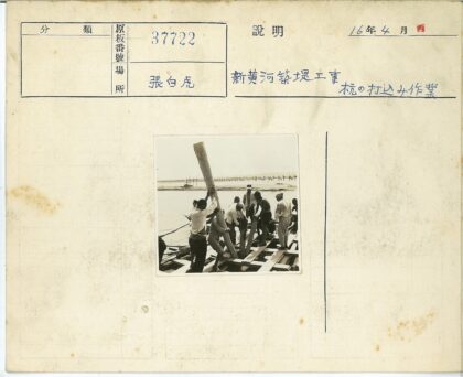 团队协作建造木筏近水围栏.jpg