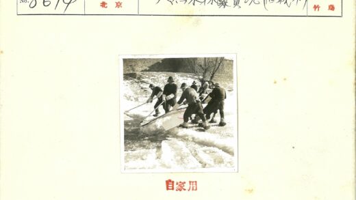 团队协作搬运雪地冰块.jpg
