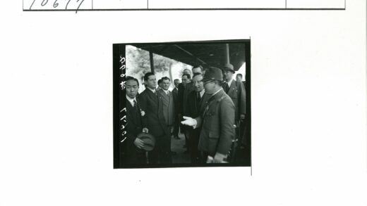 团队合影于建筑前.jpg
