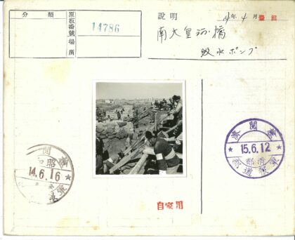 团队在沙地建造建筑.jpg