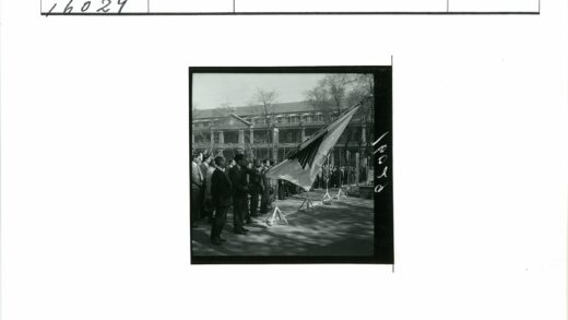 团队户外举旗合影.jpg