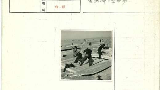 团队户外搭建木结构.jpg