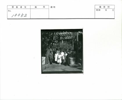 团队户外藤架下合影.jpg