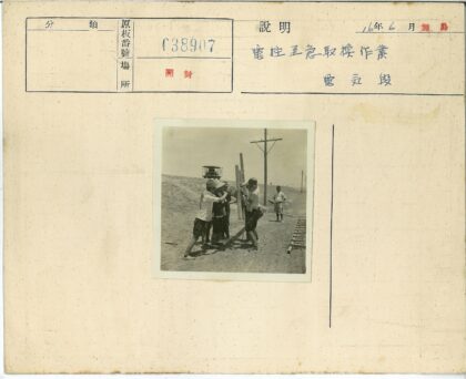 团队搭建木制框架工作场景.jpg