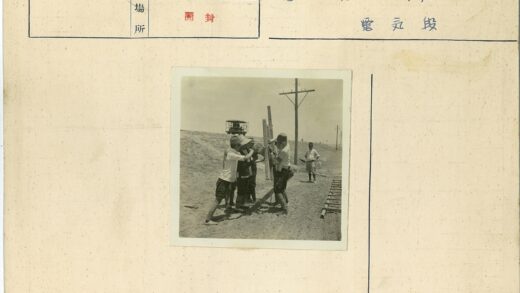 团队搭建木制框架工作场景.jpg