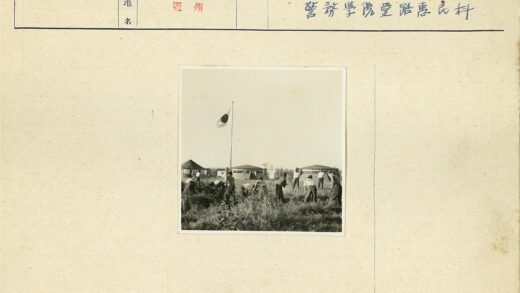 团队旗帜下工作历史场景.jpg