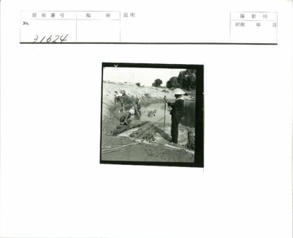 团队河岸作业与物资检查.jpg