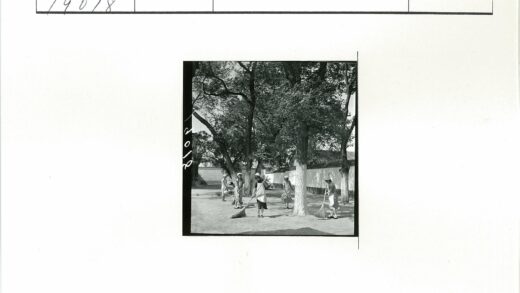 团队清扫落叶的院子.jpg
