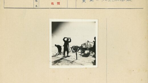 团队雪地协作搬运冰块.jpg