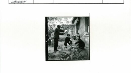园艺工人在砖墙花园劳作.jpg