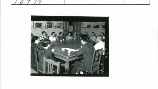围坐木桌旁的家庭聚会.jpg