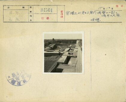 围墙混凝土建筑与远塔田野.jpg