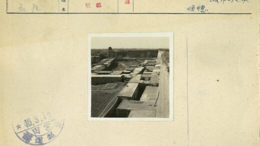 围墙混凝土建筑与远塔田野.jpg