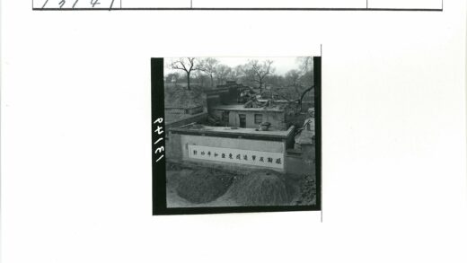 围墙院子建筑与土堆冬景.jpg