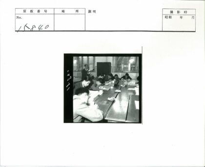 围桌写作的群体讨论场景.jpg