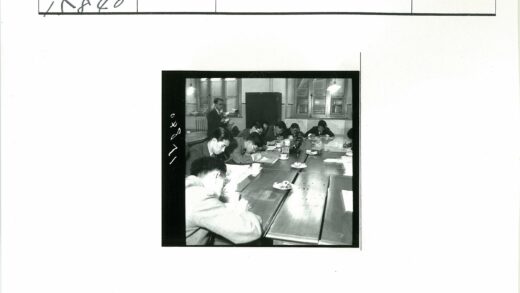 围桌写作的群体讨论场景.jpg