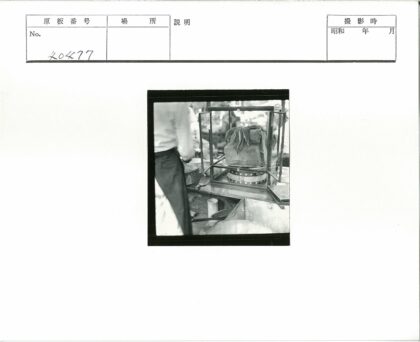围裙人展示玻璃柜内材料.jpg