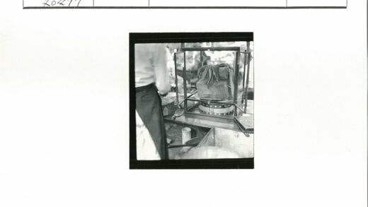 围裙人展示玻璃柜内材料.jpg