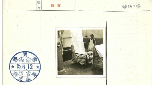 围裙工人整理纺织品手推车.jpg
