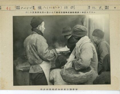 围裙男人与提篮者围聚热锅旁.jpg