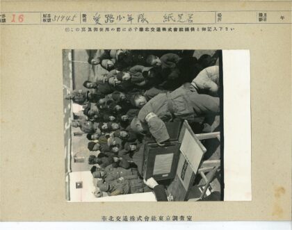 围观木盒的人群户外场景.jpg