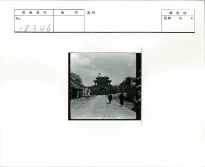 国旗传统大门古老建筑土路.jpg