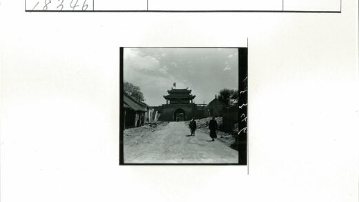 国旗传统大门古老建筑土路.jpg