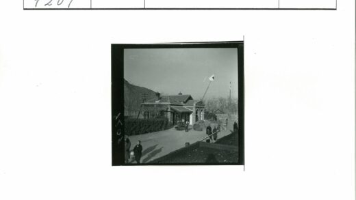 国旗石砌建筑与小山景观.jpg