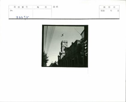 国旗钟楼与砖砌建筑街景.jpg