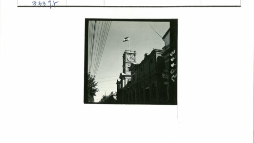 国旗钟楼与砖砌建筑街景.jpg