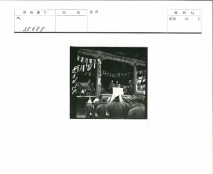 国际旗帜舞台人群聚集.jpg