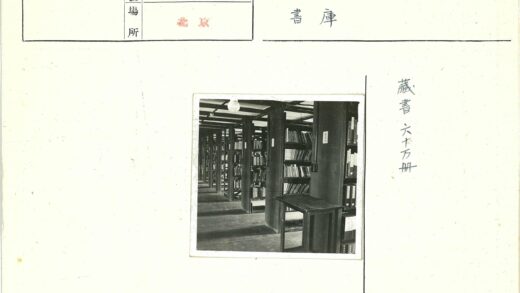 图书馆书架与木桌室内景.jpg