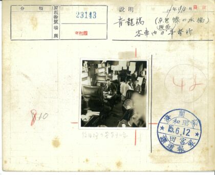 图书馆内阅读与交谈场景.jpg