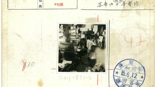 图书馆内阅读与交谈场景.jpg