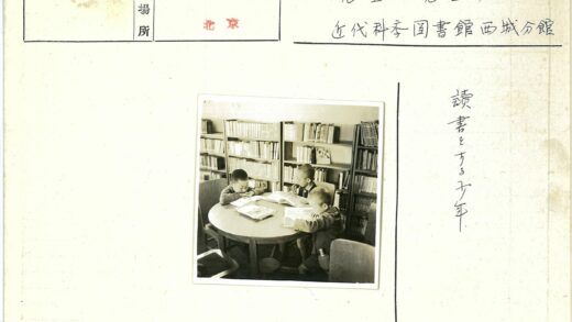 图书馆圆桌旁阅读的小男孩.jpg