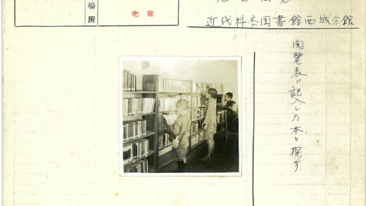 图书馆里专注阅读的男孩们.jpg