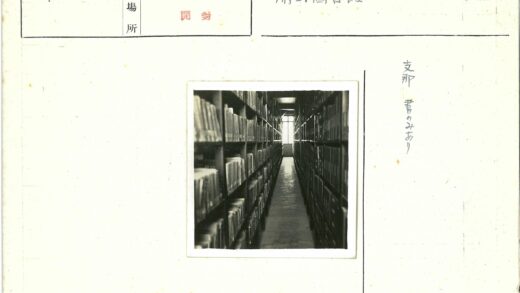 图书馆长廊书架尽头窗景.jpg