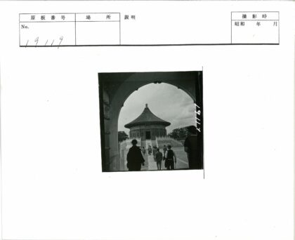 圆形华丽圆顶建筑与拱门景观.jpg