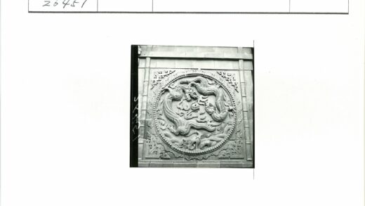 圆形双龙石雕砖墙背景.jpg