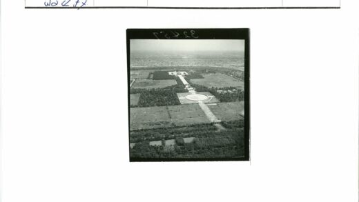 圆形建筑鸟瞰绿树远城.jpg