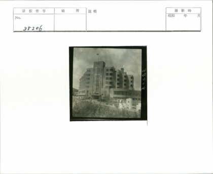 圆形棱角建筑中央塔旗帜景观.jpg