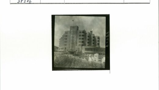 圆形棱角建筑中央塔旗帜景观.jpg