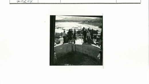 圆形混凝土水景与山脉合影.jpg