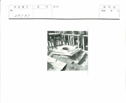 圆形石洞围栏人像.jpg