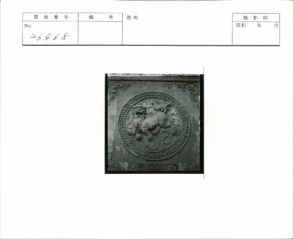 圆形石雕神秘狮纹装饰.jpg