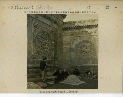 圆形砖墙旁的人群与物品.jpg