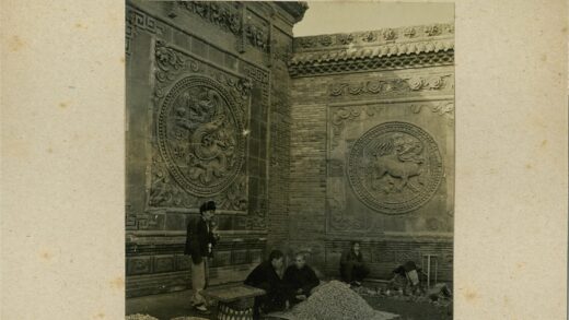 圆形砖墙旁的人群与物品.jpg