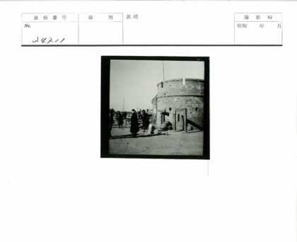 圆形砖建筑与人群街景.jpg