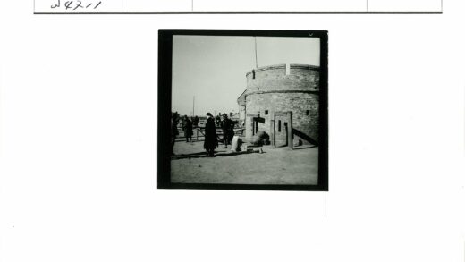 圆形砖建筑与人群街景.jpg